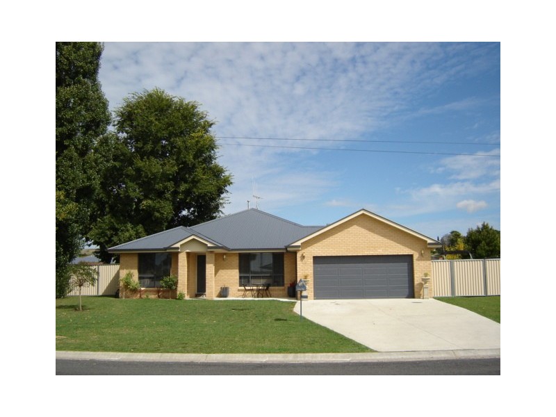 17 Raphael Street, Blayney NSW 2799