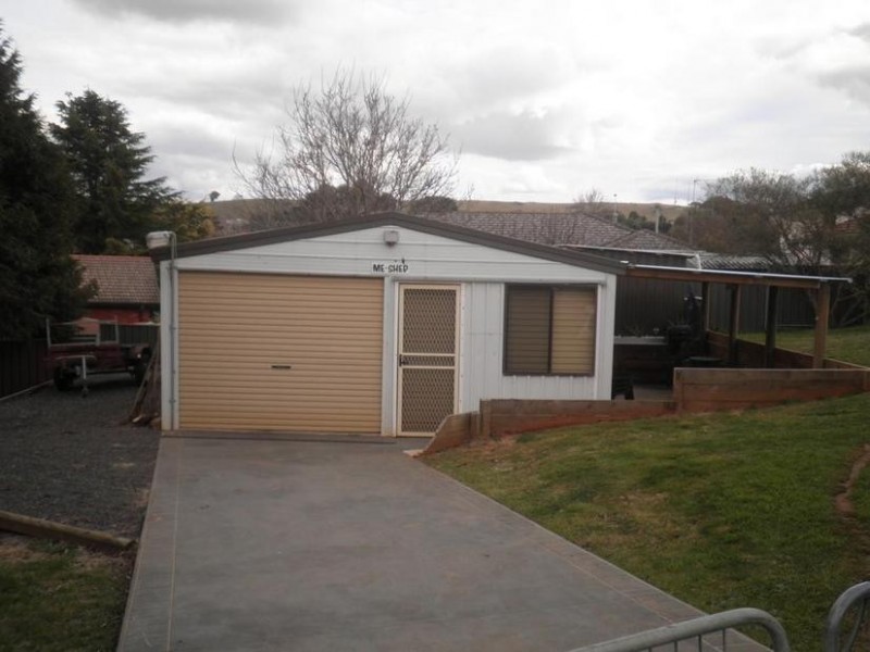 8 Stirling Place, Blayney NSW 2799