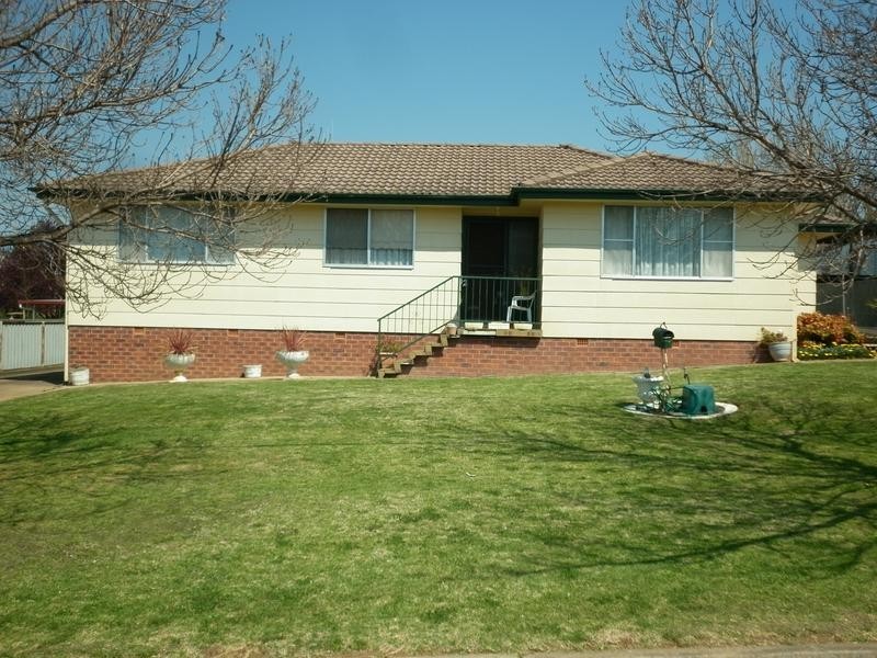 12 Riddell Street, Molong NSW 2866