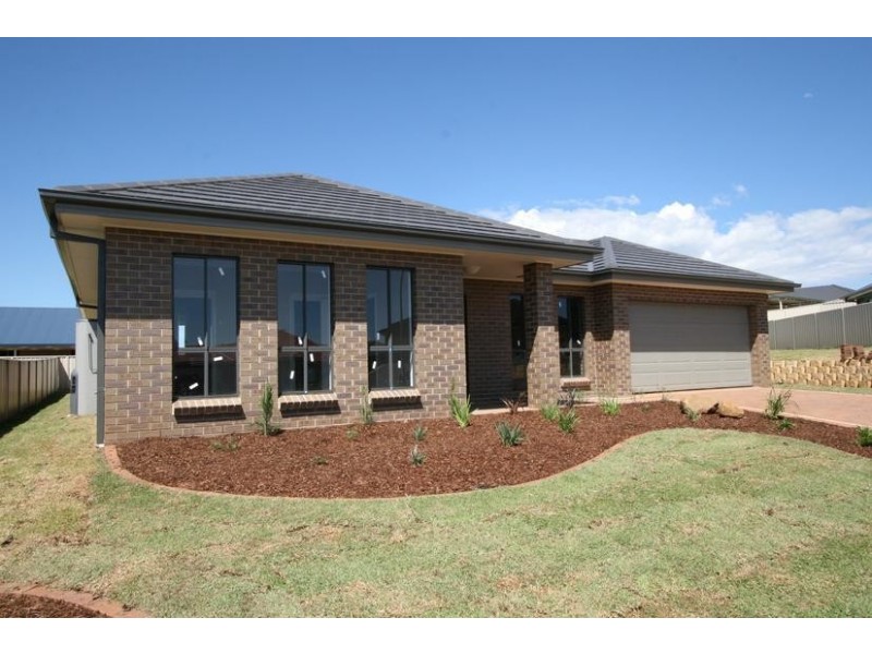 2 Row Close, Orange NSW 2800