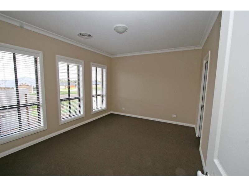 2 Row Close, Orange NSW 2800