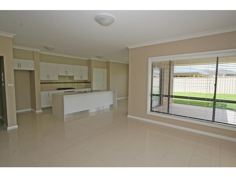 2 Row Close, Orange NSW 2800
