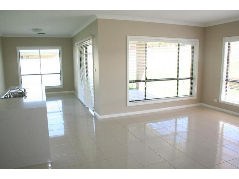 2 Row Close, Orange NSW 2800
