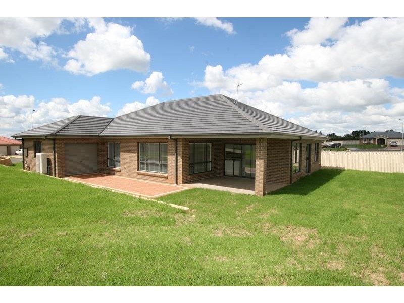 2 Row Close, Orange NSW 2800