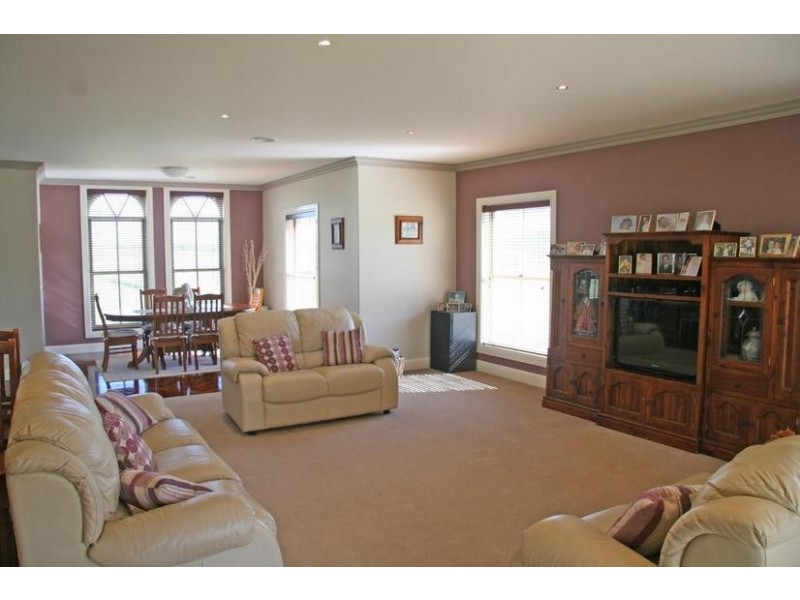11 Charles Booth Way, Millthorpe NSW 2798