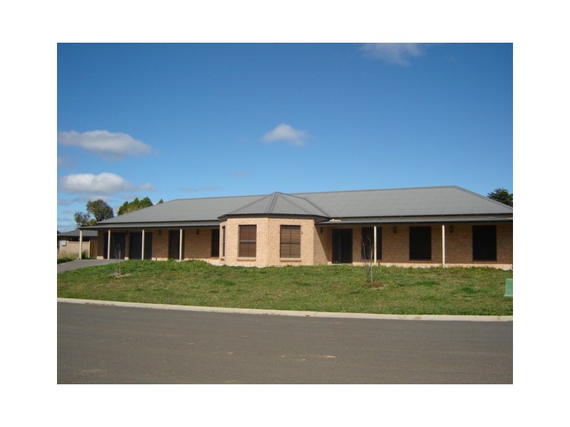 2 VIDLER PLACE, Blayney NSW 2799