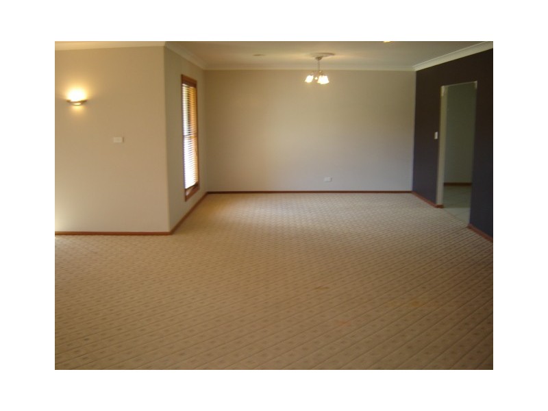 2 VIDLER PLACE, Blayney NSW 2799