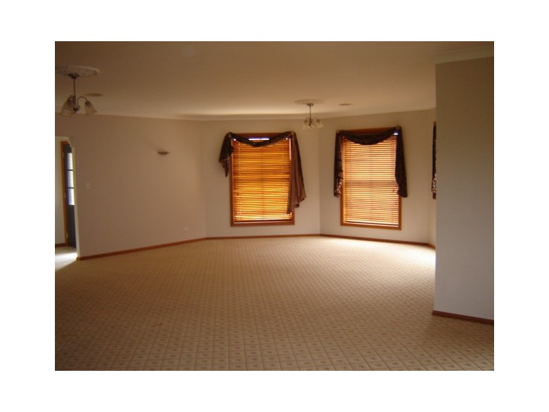 2 VIDLER PLACE, Blayney NSW 2799