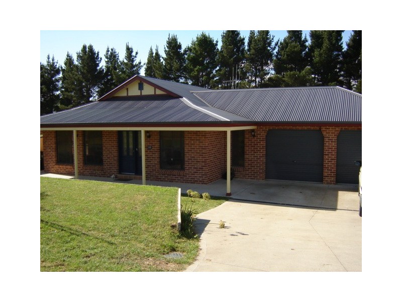 16 Johnston Crescent, Blayney NSW 2799