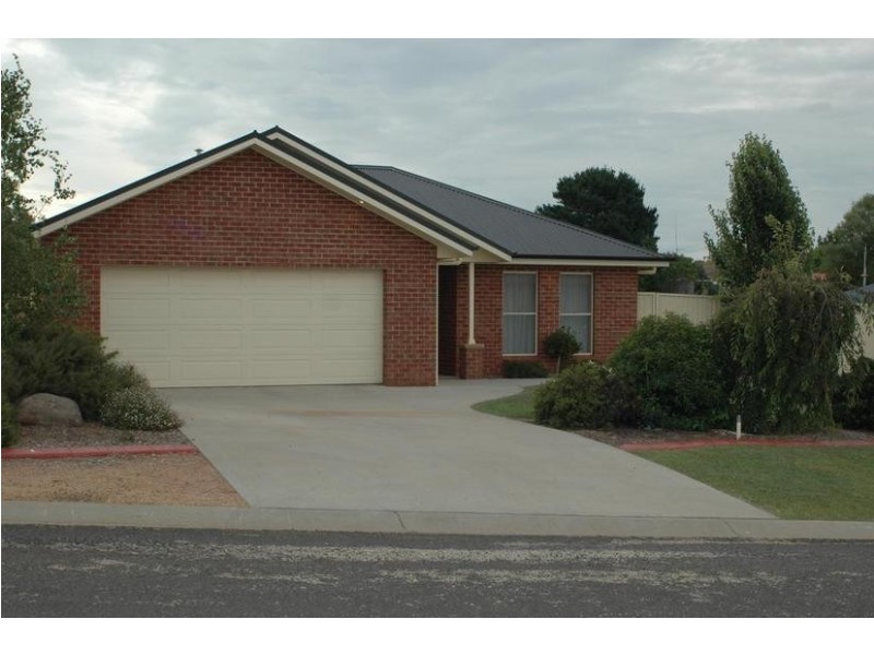 8 Piggott Place, Blayney NSW 2799