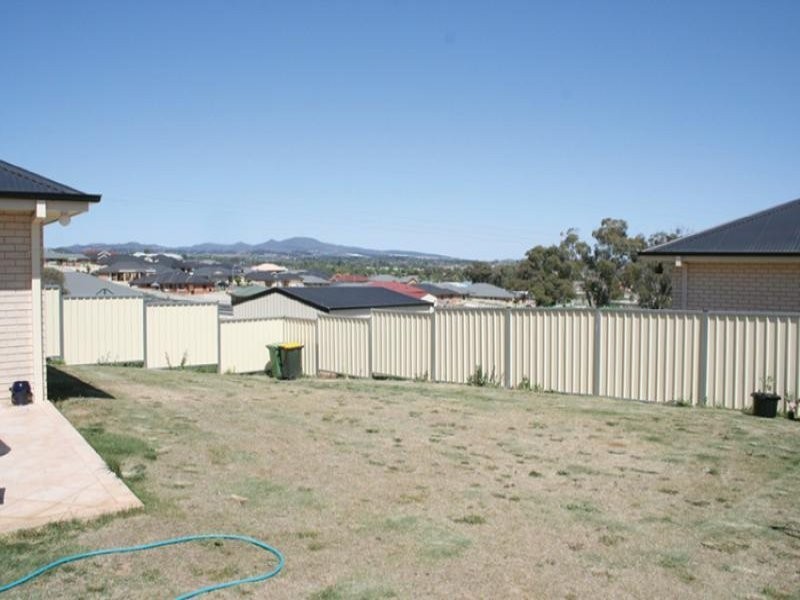 27 Holman WAY, Orange NSW 2800