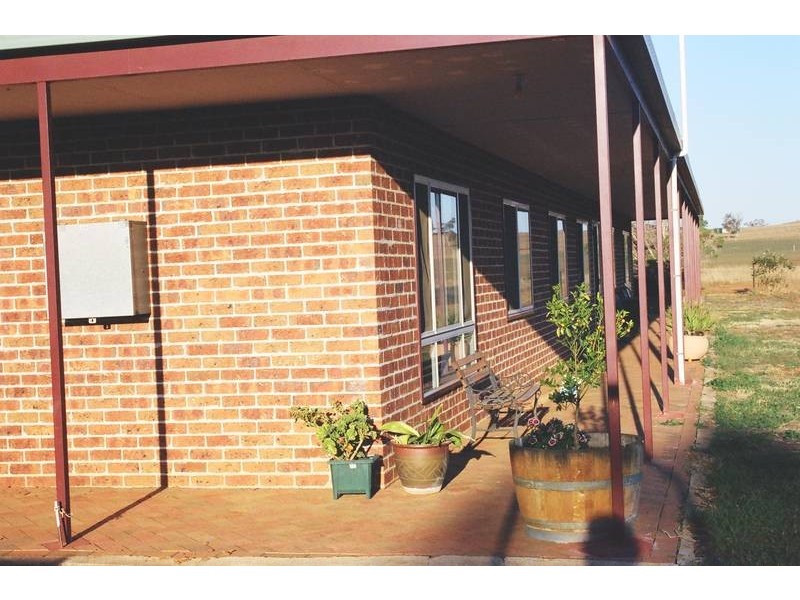 - Roma Road, Yeoval NSW 2868