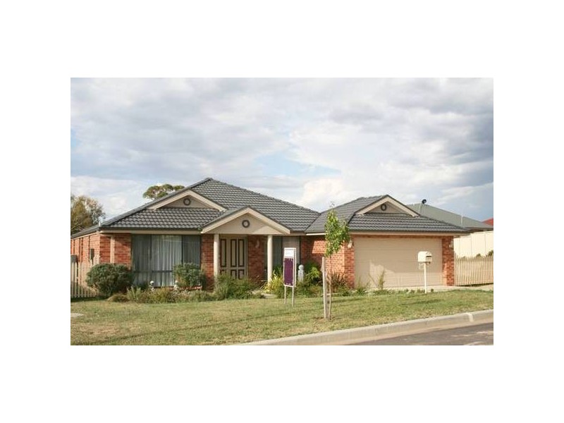 6 Bert Whiteley Place, Orange NSW 2800