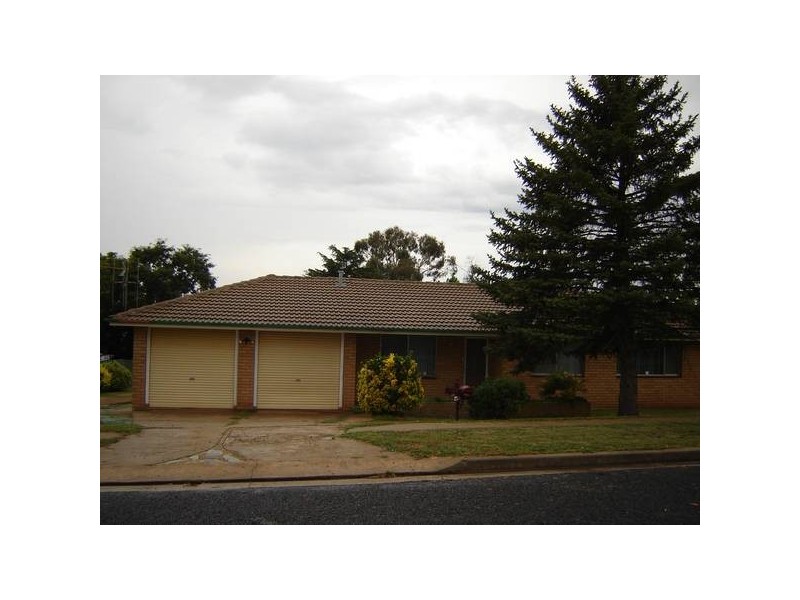 27 MAPLE CRESENT, Blayney NSW 2799