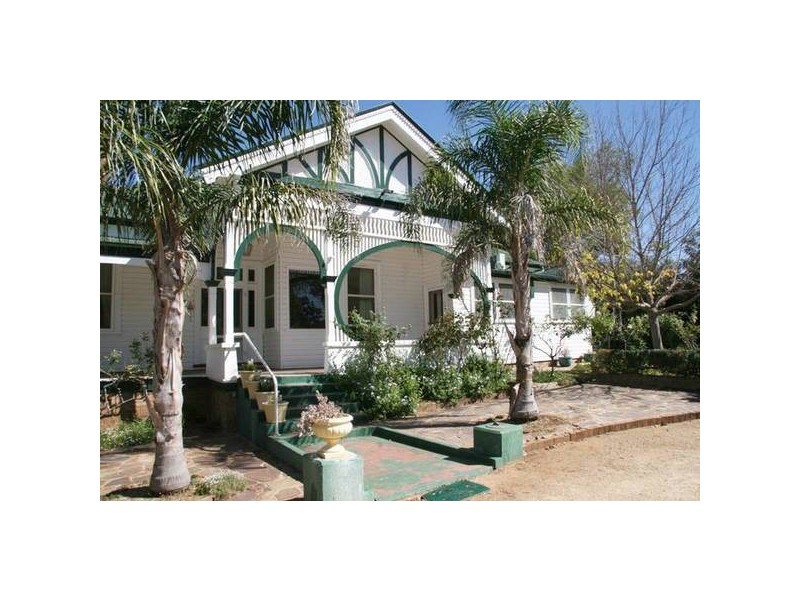 28 Molong Street (Molong), Orange NSW 2800
