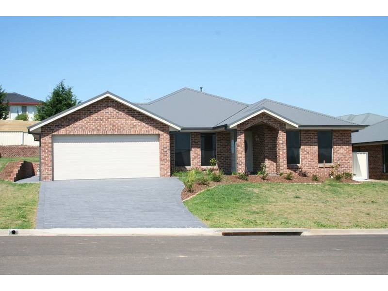 14 Bert Whiteley Place, Orange NSW 2800