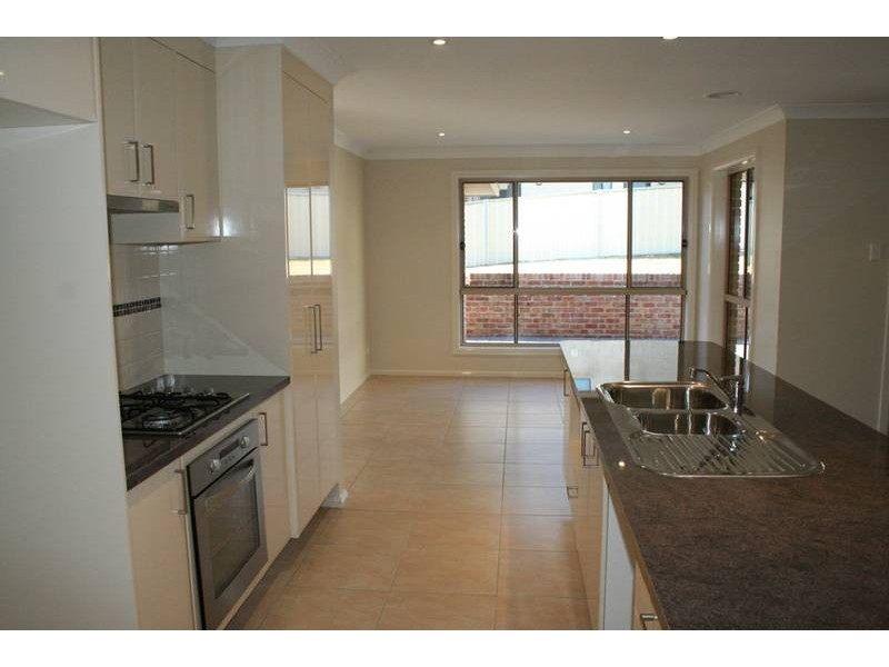 14 Bert Whiteley Place, Orange NSW 2800