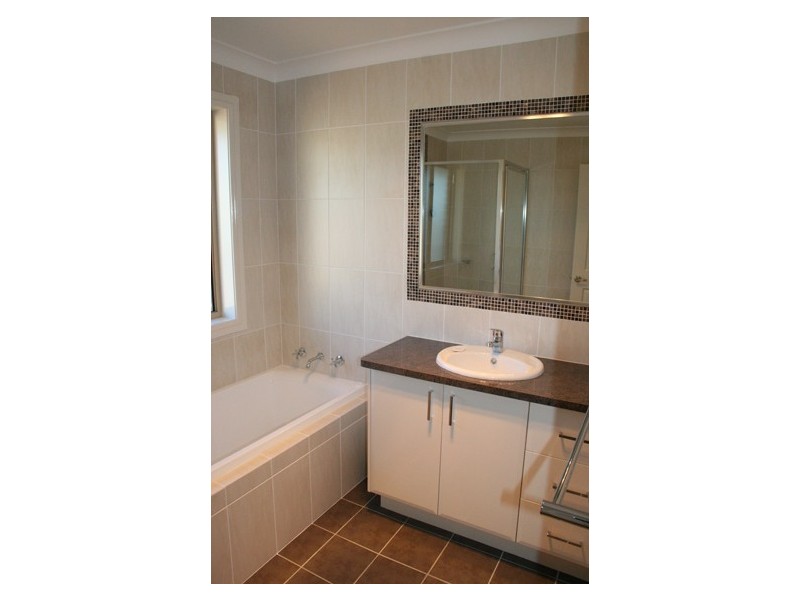 14 Bert Whiteley Place, Orange NSW 2800