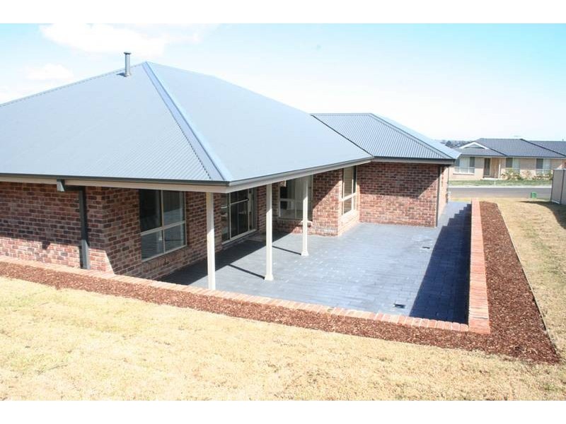 14 Bert Whiteley Place, Orange NSW 2800