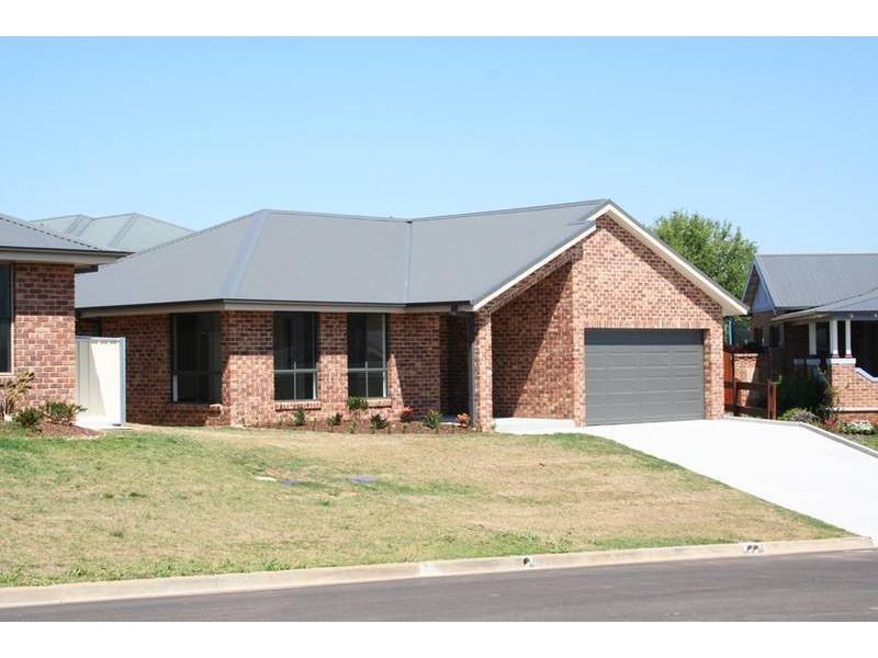15 Bert Whiteley Place, Orange NSW 2800