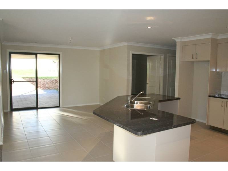 15 Bert Whiteley Place, Orange NSW 2800