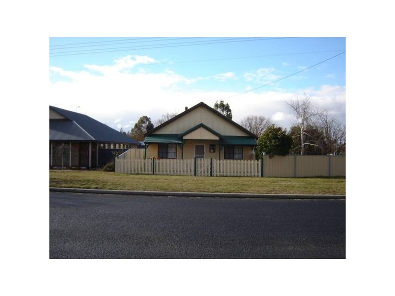 17 Charles Street, Blayney NSW 2799