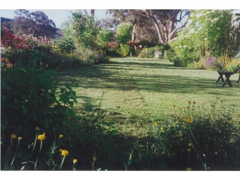 Larras Lee, Molong NSW 2866