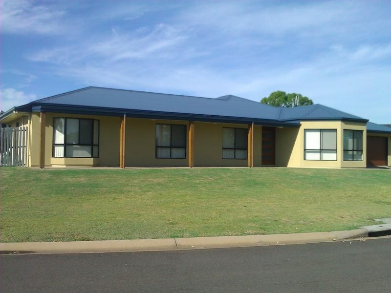 3 Betty Close, Coral Cove QLD 4670