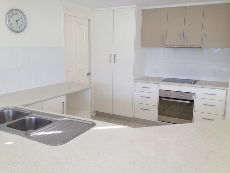 3 Betty Close, Coral Cove QLD 4670