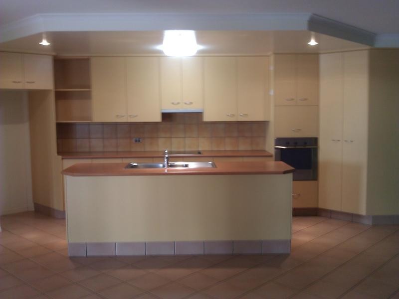 6 Spyglass Hill Court, Coral Cove QLD 4670