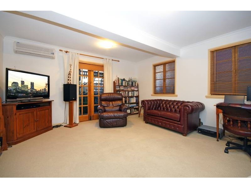 16 Henry Street, Greenslopes QLD 4120