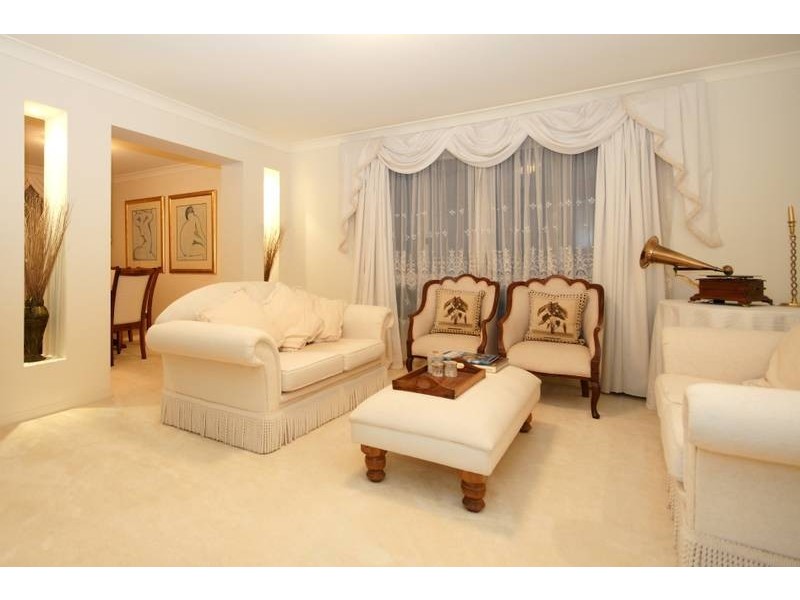 8 Kilburn Close, Carindale QLD 4152