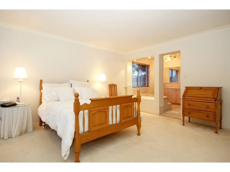 8 Kilburn Close, Carindale QLD 4152