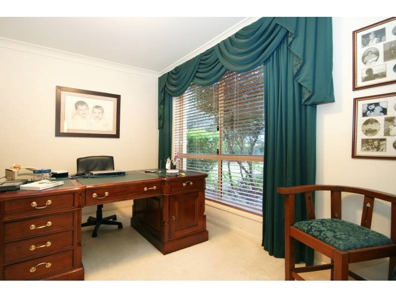 8 Kilburn Close, Carindale QLD 4152