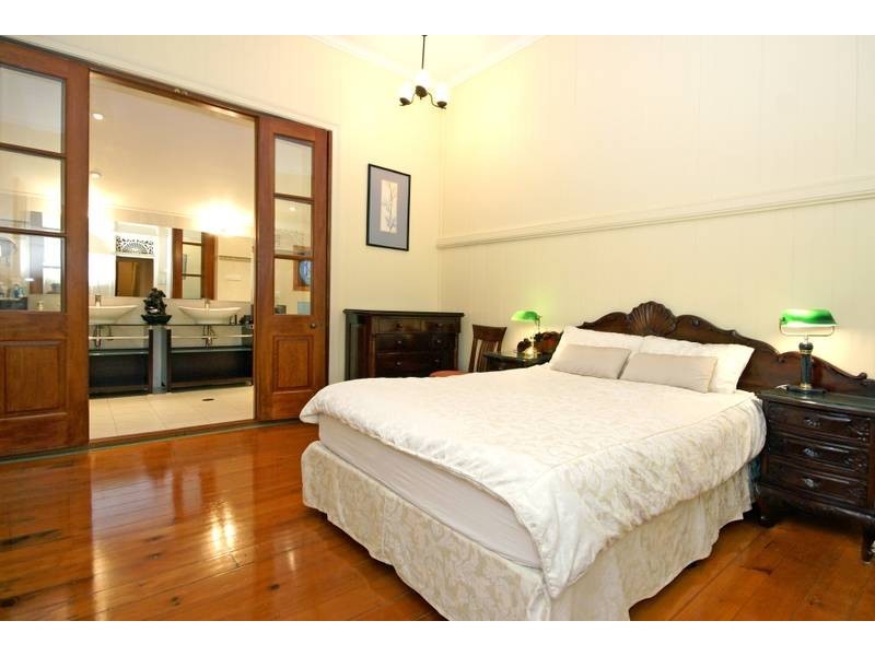 28 Ashton Street, Camp Hill QLD 4152