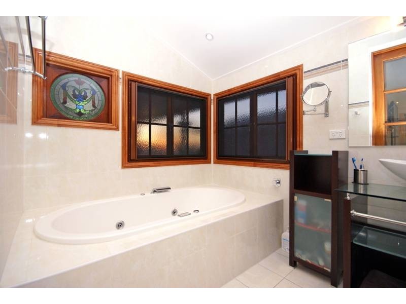 28 Ashton Street, Camp Hill QLD 4152