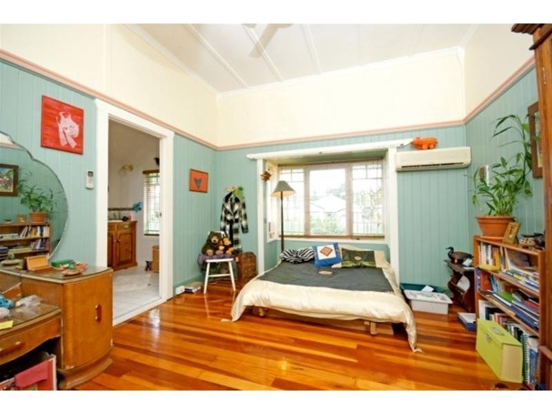 18 Leslie Street, Bardon QLD 4065