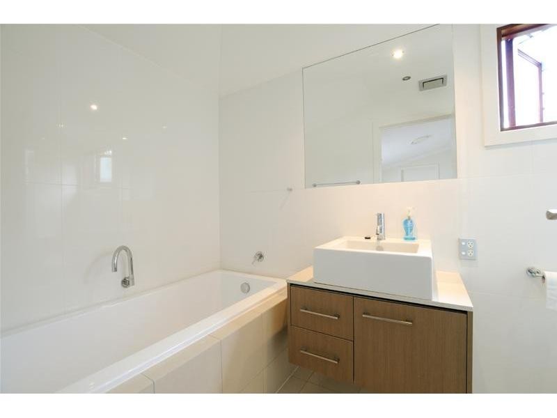 156 Gladstone Road (Entry via 7B Rosary Crescent), Highgate Hill QLD 4101