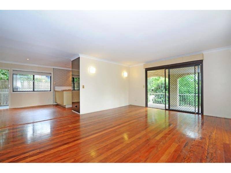 15 Robyn Street, Chapel Hill QLD 4069