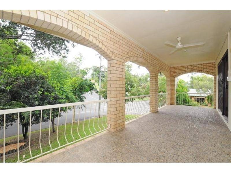 15 Robyn Street, Chapel Hill QLD 4069