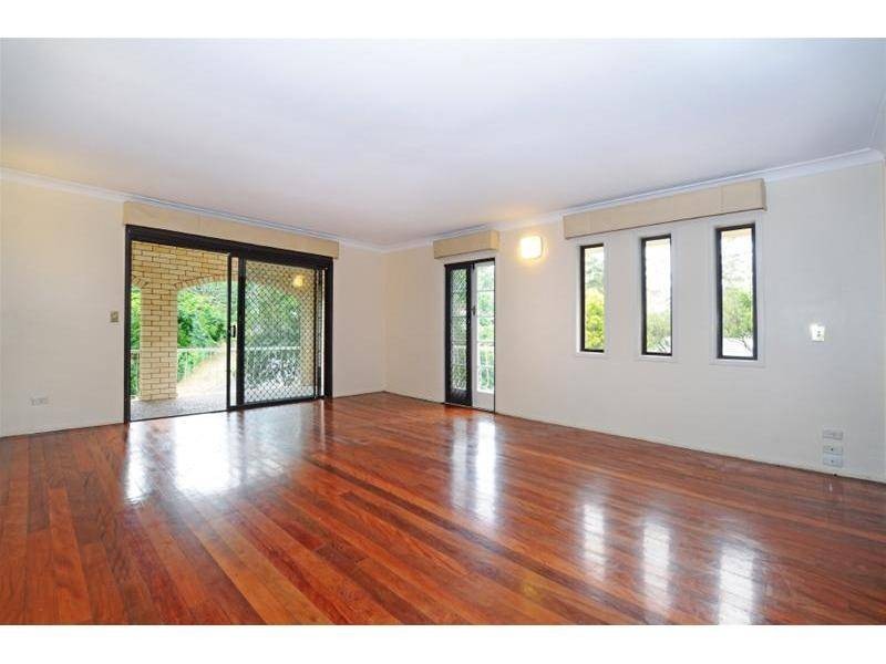 15 Robyn Street, Chapel Hill QLD 4069