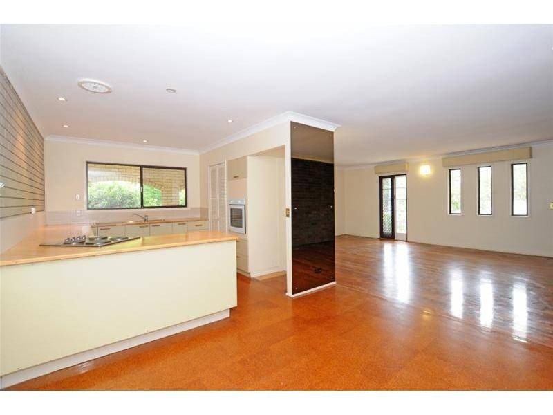 15 Robyn Street, Chapel Hill QLD 4069