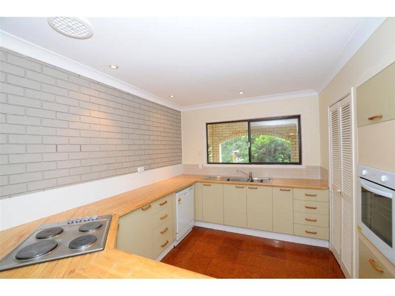 15 Robyn Street, Chapel Hill QLD 4069