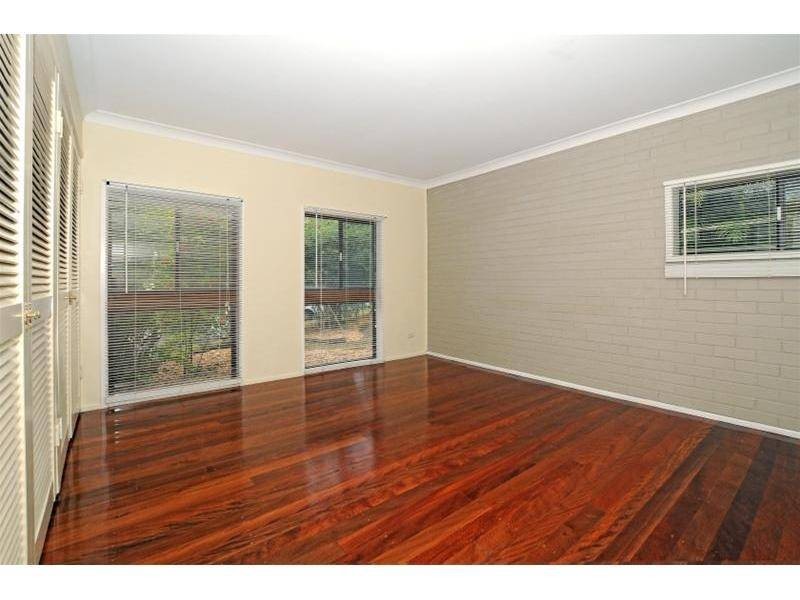 15 Robyn Street, Chapel Hill QLD 4069