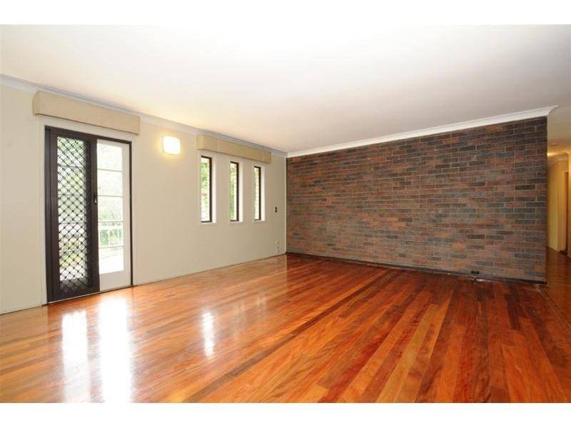 15 Robyn Street, Chapel Hill QLD 4069