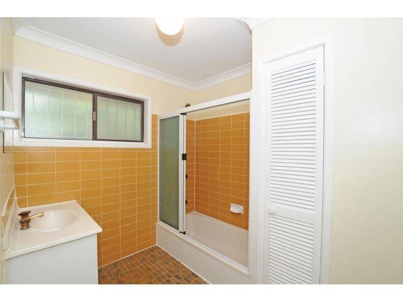 15 Robyn Street, Chapel Hill QLD 4069