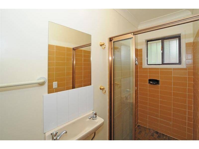 15 Robyn Street, Chapel Hill QLD 4069