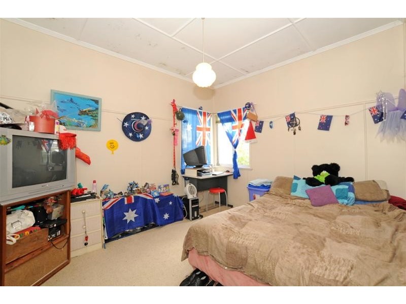 54 Newcastle Street, Fairfield QLD 4103