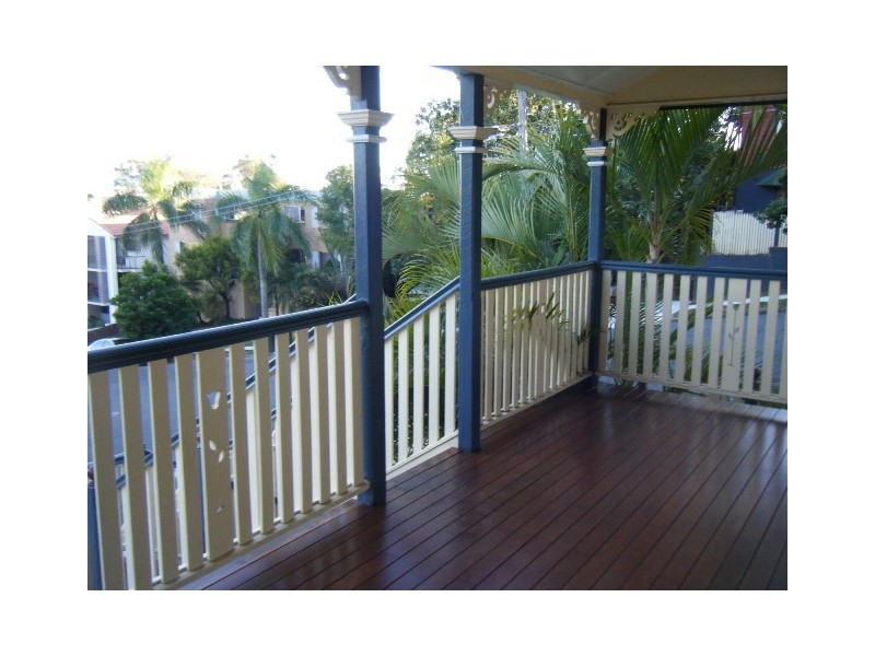 2 Carlton St, Highgate Hill QLD 4101