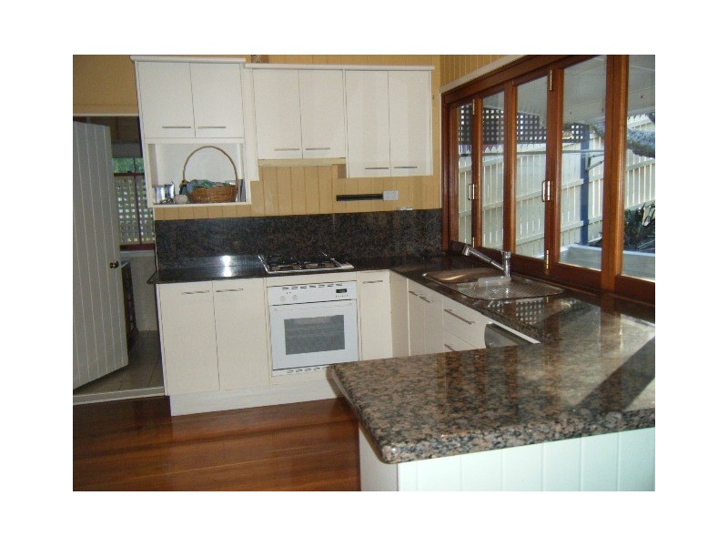 2 Carlton St, Highgate Hill QLD 4101